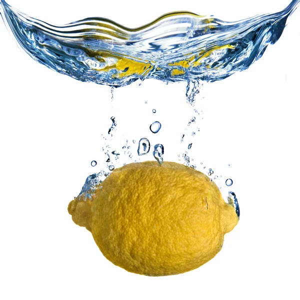 Frische Zitrone ins Wasser gefallen Stockbild