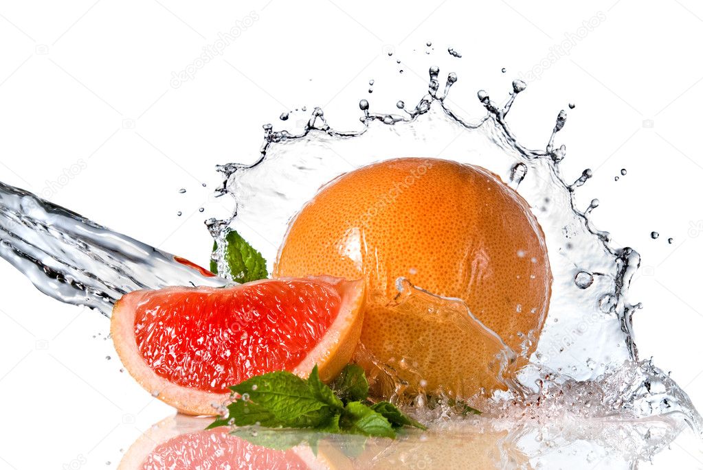 Water splash on grapefruit with mint i