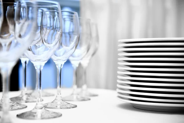 Üveg goblets és tányérok az asztalon — Stock Fotó