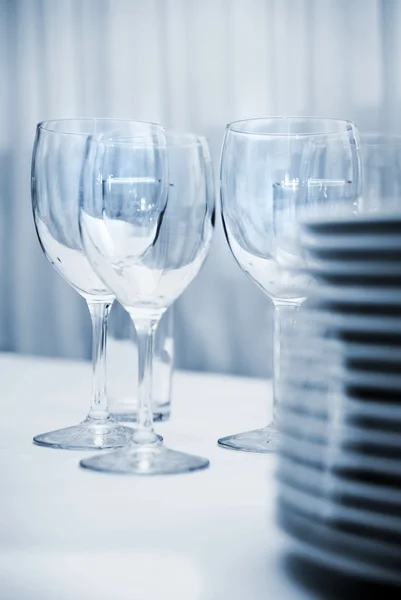 Cam kadehler ve tabakları masaya — Stok fotoğraf