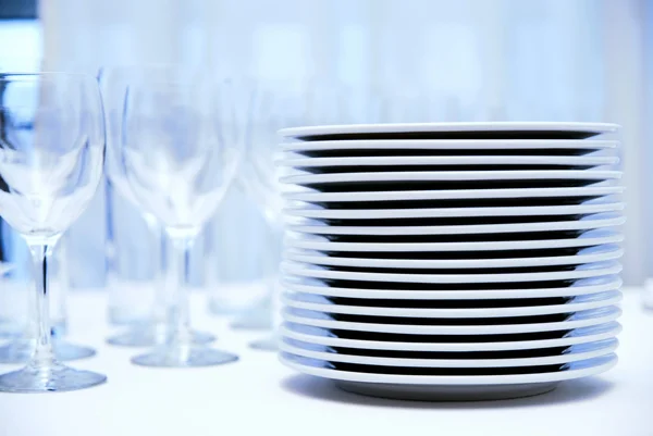 Cam kadehler ve tabakları masaya — Stok fotoğraf
