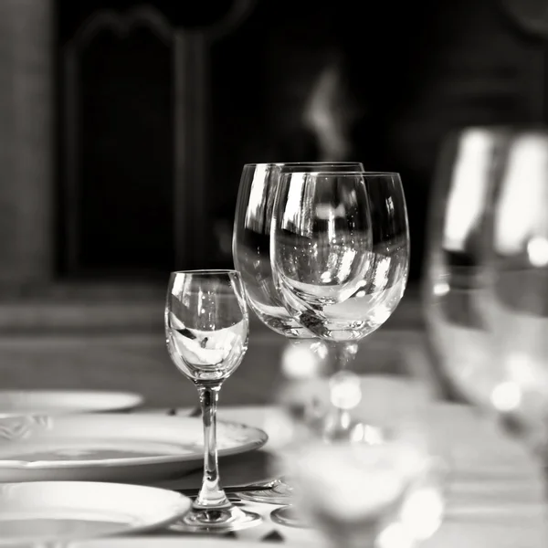 Czarno-białe zdjęcie szklanych kieliszków — Zdjęcie stockowe