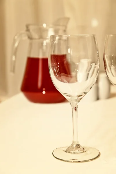 Стеклянный кубок и красный напиток — стоковое фото