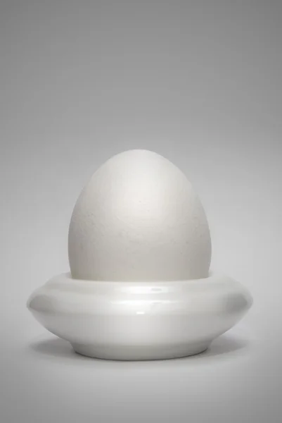 Huevo en la copa de huevo vertical — Foto de Stock