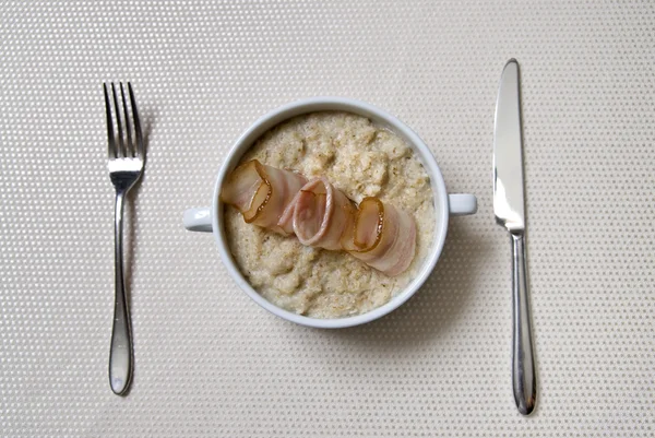 Завтрак с овсянкой и беконом — стоковое фото