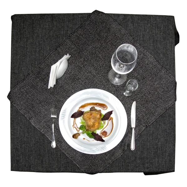 Жареная курица на тарелке и сервированный стол — стоковое фото