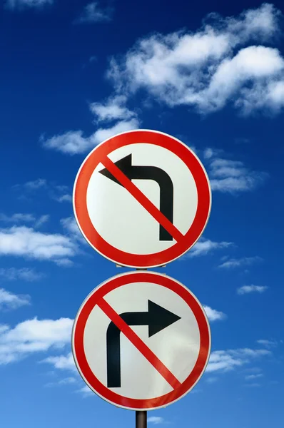 Dwóch przeciwnych znaków drogowych — Zdjęcie stockowe