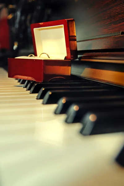 Trouwringen op de piano — Stockfoto