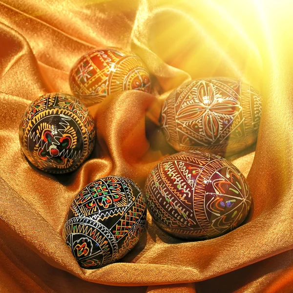 Velikonoční vejce na satén — Stock fotografie
