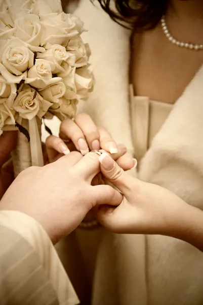 Puttting σε ένα δαχτυλίδι γάμου. — Φωτογραφία Αρχείου