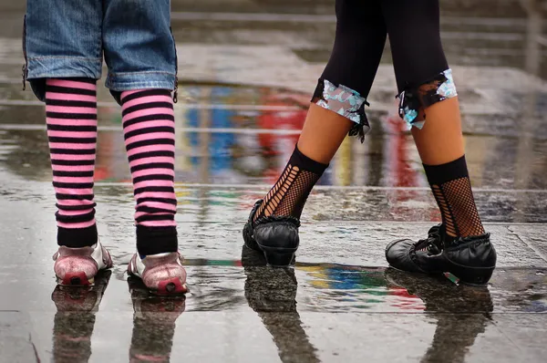 Emo sapatos de pé sob a chuva — Fotografia de Stock