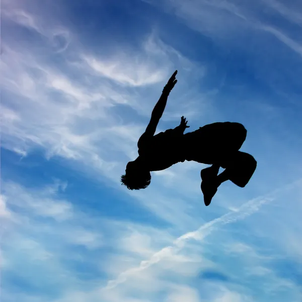Adam atlama siluet — Stok fotoğraf