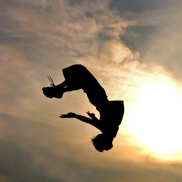 Ugrás az ember ég ellen Silhouette — Stock Fotó
