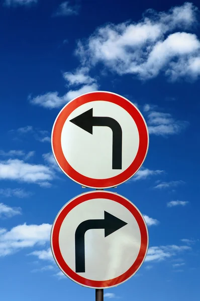 Dois sinais de estrada opostos — Fotografia de Stock