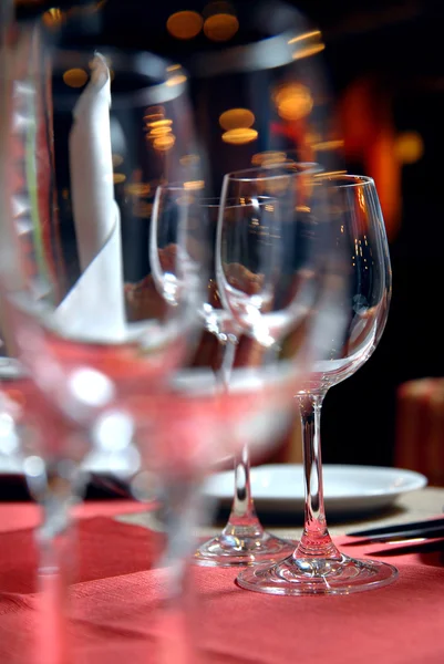 桌上的玻璃酒杯 — 图库照片