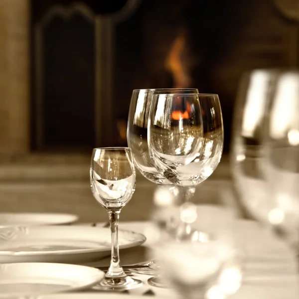 Glazen bekers op de tafel — Stockfoto