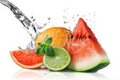 Wasserspritzer auf frischem Obst