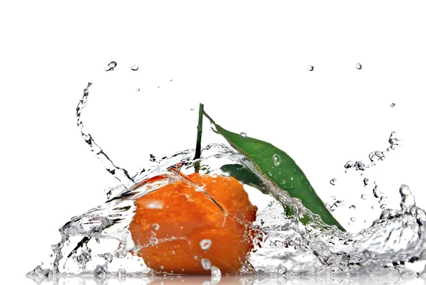 Tangerine with green leaves and water — Stock Photo, Image