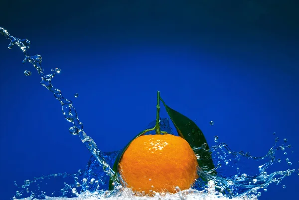 Mandarino con foglie verdi e acqua — Foto Stock