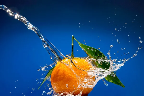 Tangerine med gröna blad och vatten — Stockfoto