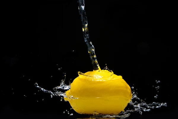 Frische Zitrone und Wasserspritzer — Stockfoto
