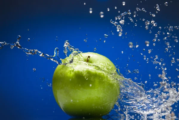 水飞溅的青苹果 — 图库照片