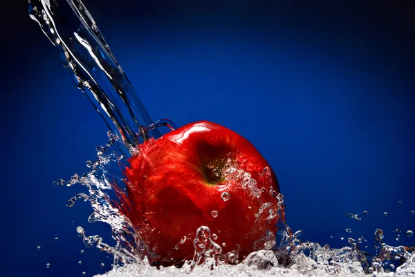 Червоне яблуко з водяним бризом — стокове фото