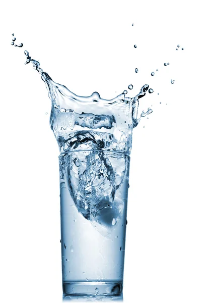 Сплеск води в склі ізольовано на білому — стокове фото