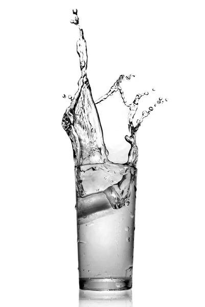 Vatten stänk i glas isolerad på vitt — Stockfoto