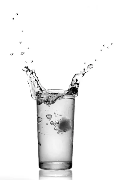 Spruzzi d'acqua in vetro isolati su bianco — Foto Stock