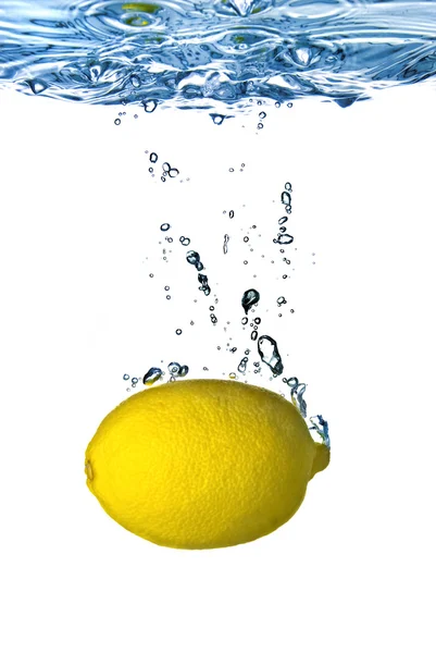 Färsk citron föll i vatten — Stockfoto
