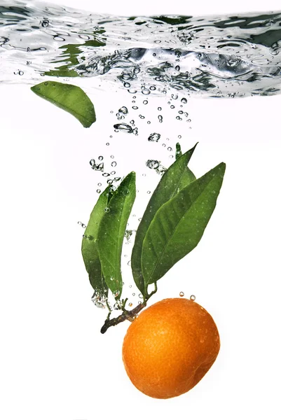 Tangerine dropped into water — Stock Photo, Image