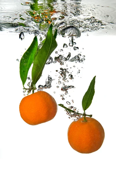 A tangerina caiu na água — Fotografia de Stock
