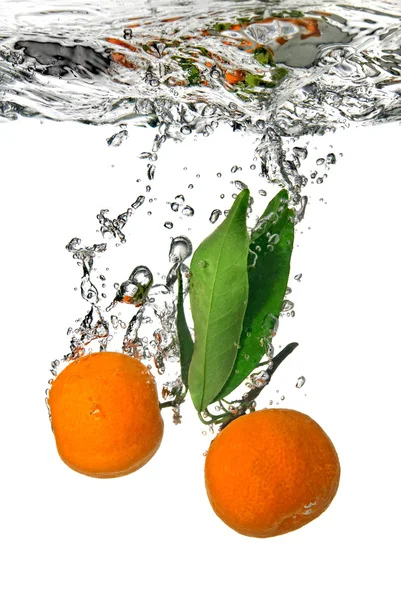 La mandarina cayó al agua — Foto de Stock