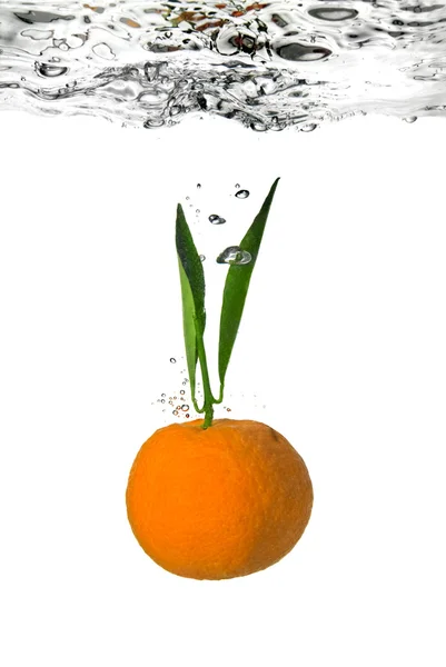 Mandarinka, spadl do vody — Stock fotografie
