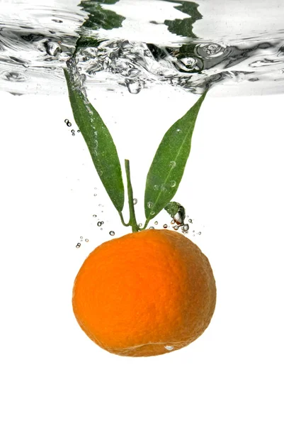 Tangerine dropped into water — Stock Photo, Image