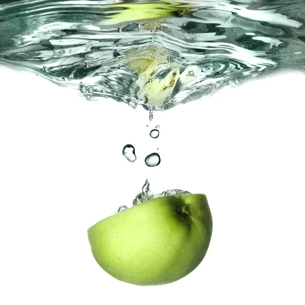 Groene appel gedaald in water — Stockfoto