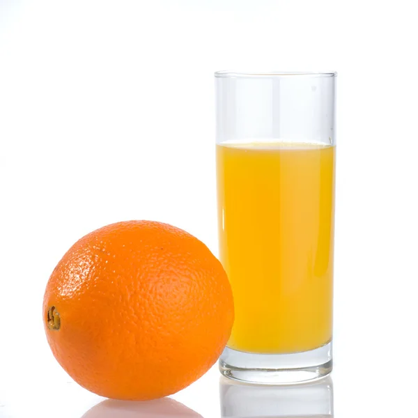 Χυμός πορτοκαλιού και πορτοκαλί απομονωθεί — Φωτογραφία Αρχείου