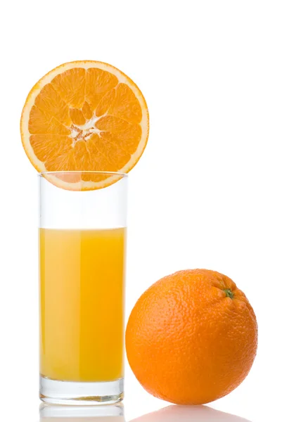 Sumo de laranja e laranja isolado — Fotografia de Stock