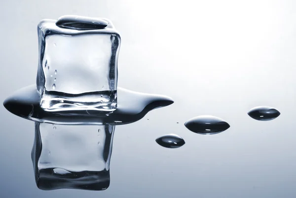 Куб льда с капельками воды — стоковое фото