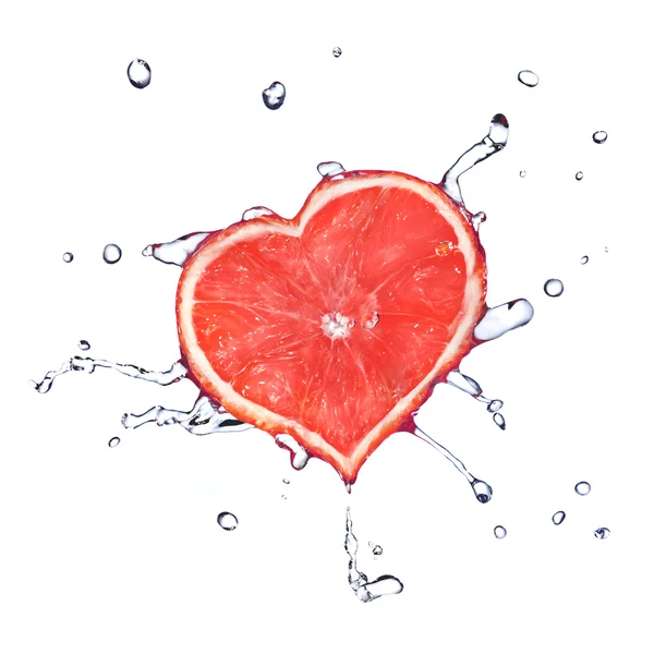 Сердце из грейпфрута с капельками воды — стоковое фото