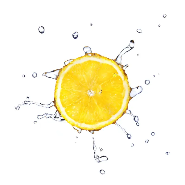 Plátek citronu kapkami vody — Stock fotografie