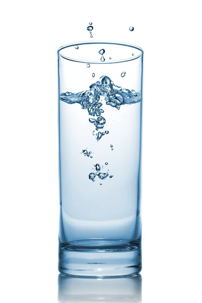 倒入玻璃杯的水 — 图库照片
