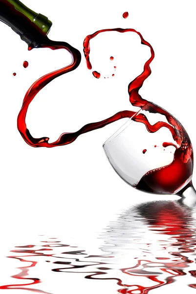 Hart van gieten rode wijn in goblet — Stockfoto