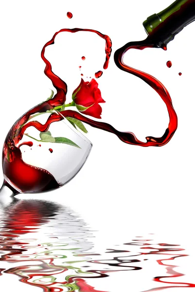 Hart van gieten rode wijn in goblet — Stockfoto