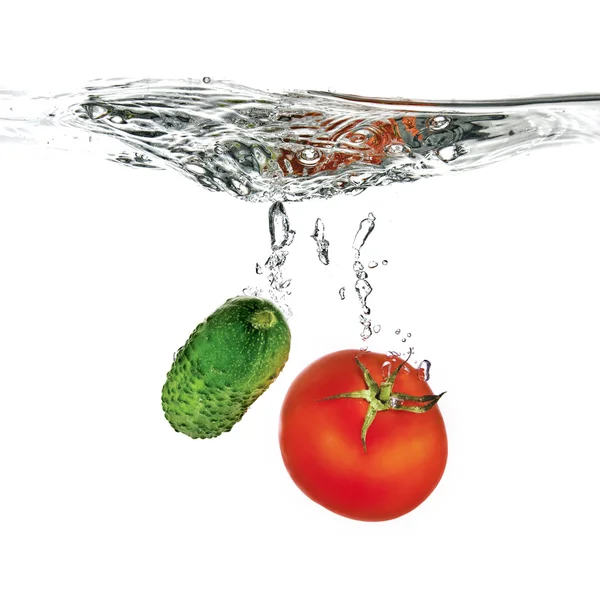 Tomato and cucumber dropped into water — Stock Photo, Image