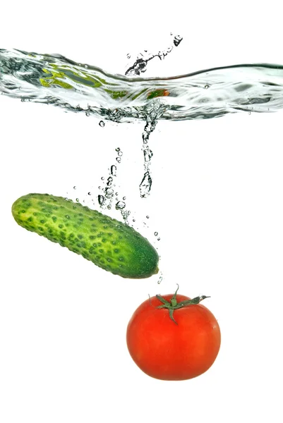 Tomate et concombre tombés dans l'eau — Photo