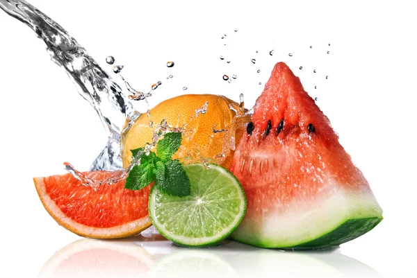 Water splash on fresh fruits — Stock Photo, Image