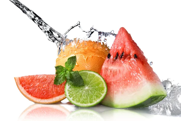 Salpicadura de agua en frutas frescas — Foto de Stock