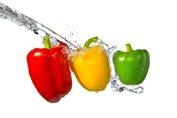Piros, sárga, zöld paprika vízzel — Stock Fotó